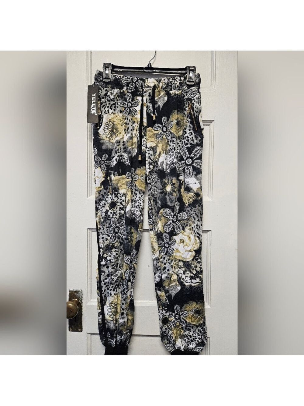 Comy Floral-Print Cropped Joggers in Black & Gold